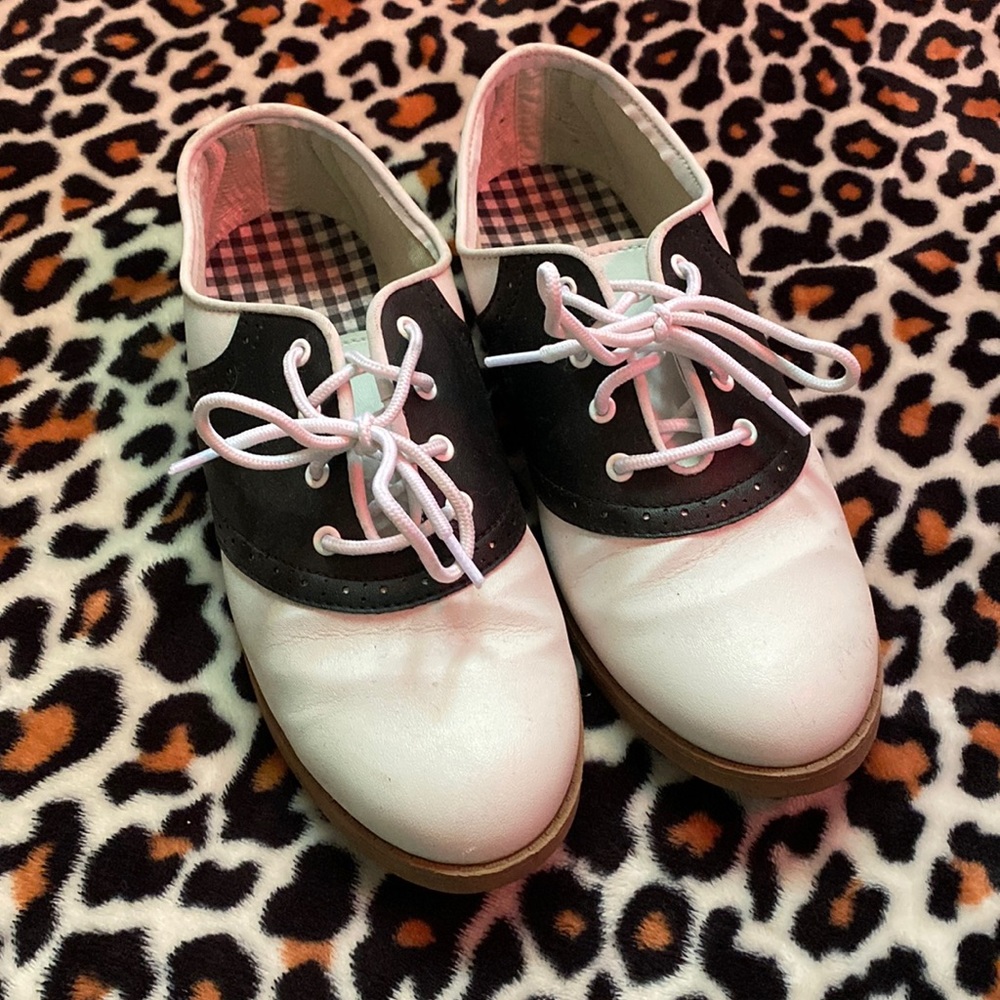 Vintage saddle shoes size 8. Excellent condition!